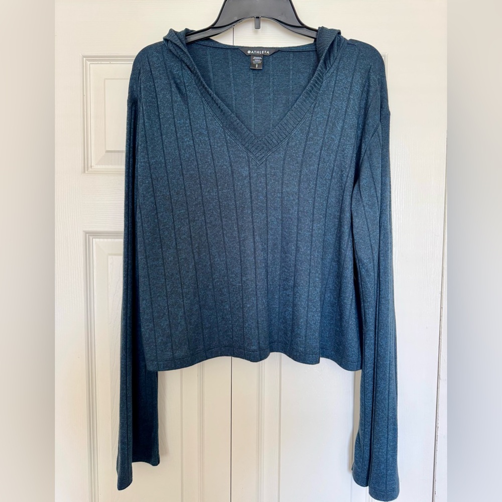 Athleta lightweight crop hooded sweater size S
Excellent condition, like new